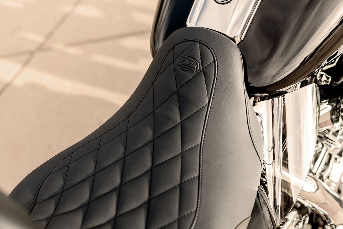 MUSTANG Selle solo Wide Tripper™ avec dossier pilote amovible