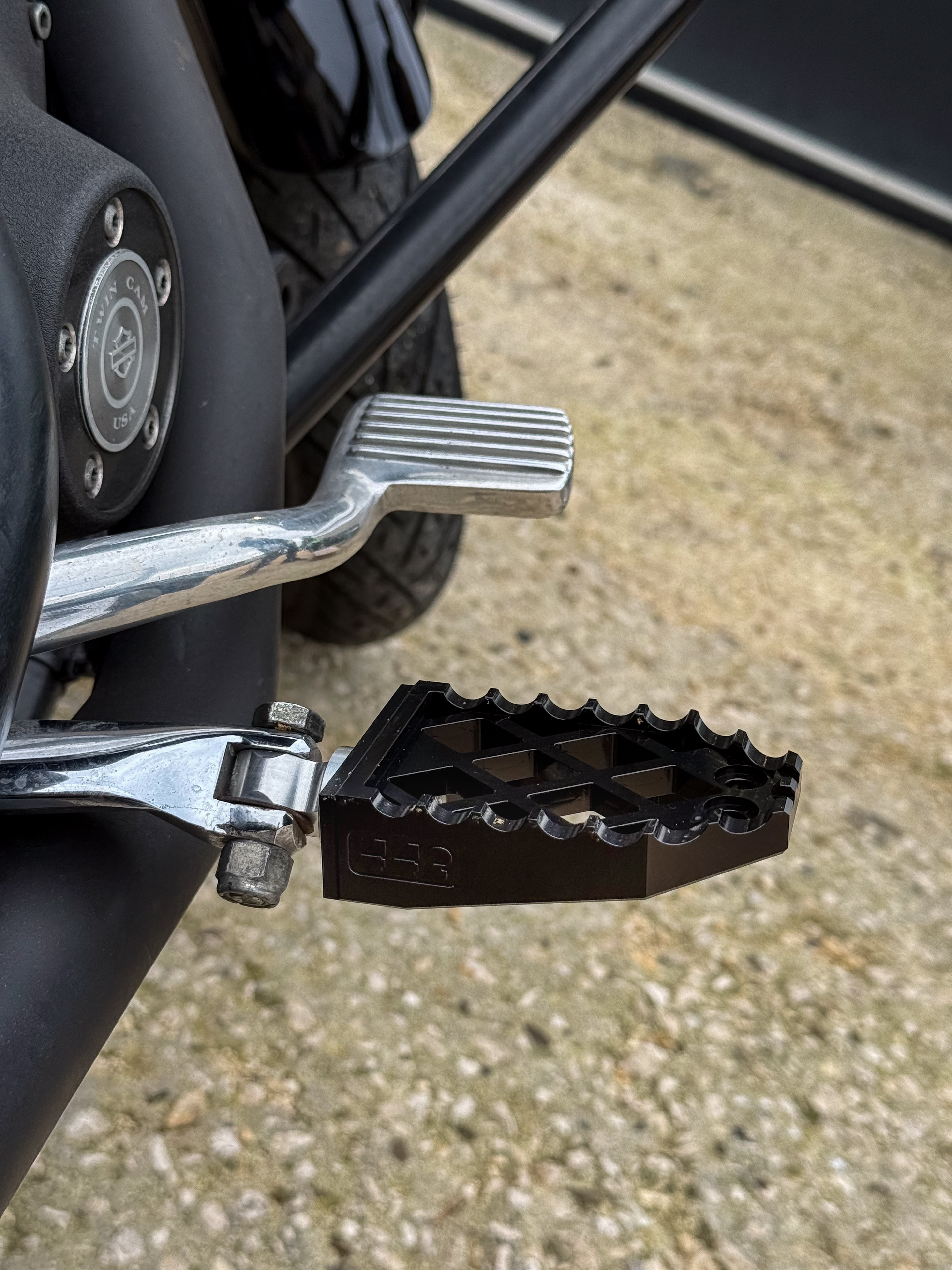 442 PARTS - Repose-pieds NOIR avec sliders - Toutes Harley-Davidson