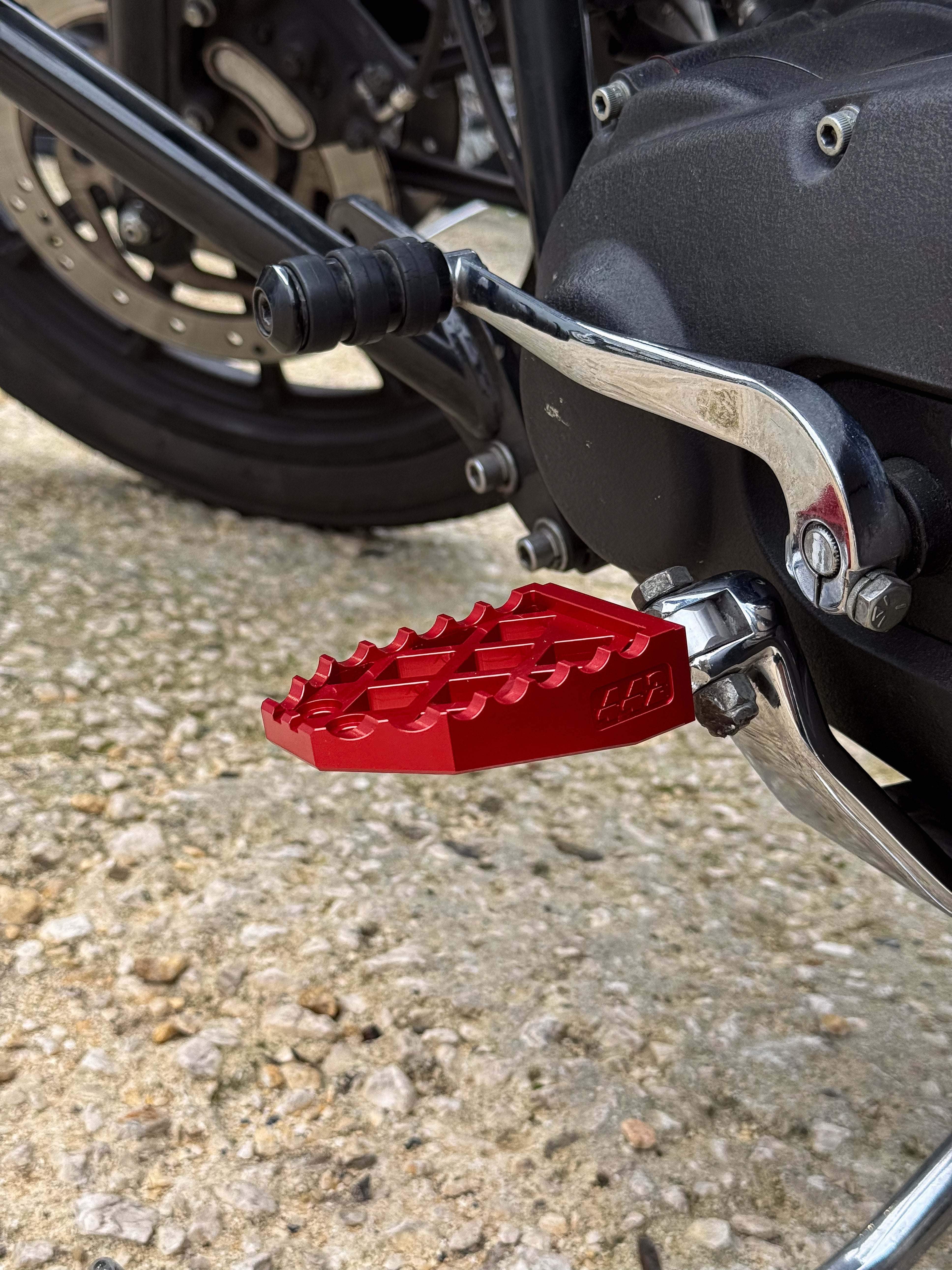 442 PARTS - Repose-pieds ROUGE avec sliders - Toutes Harley-Davidson