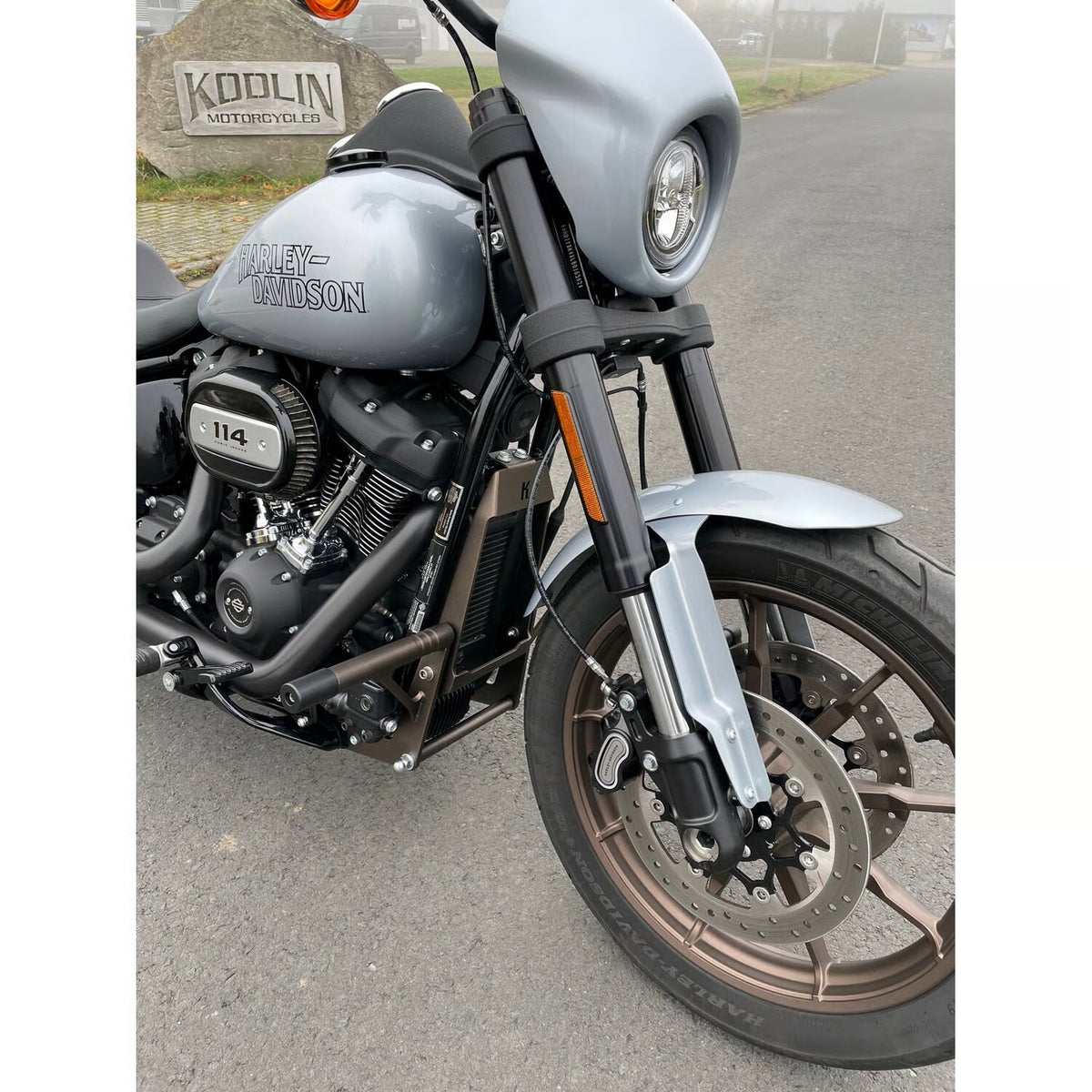KODLIN - Crash bar club style - Bronze - commande avancée - Softail M8 18-25