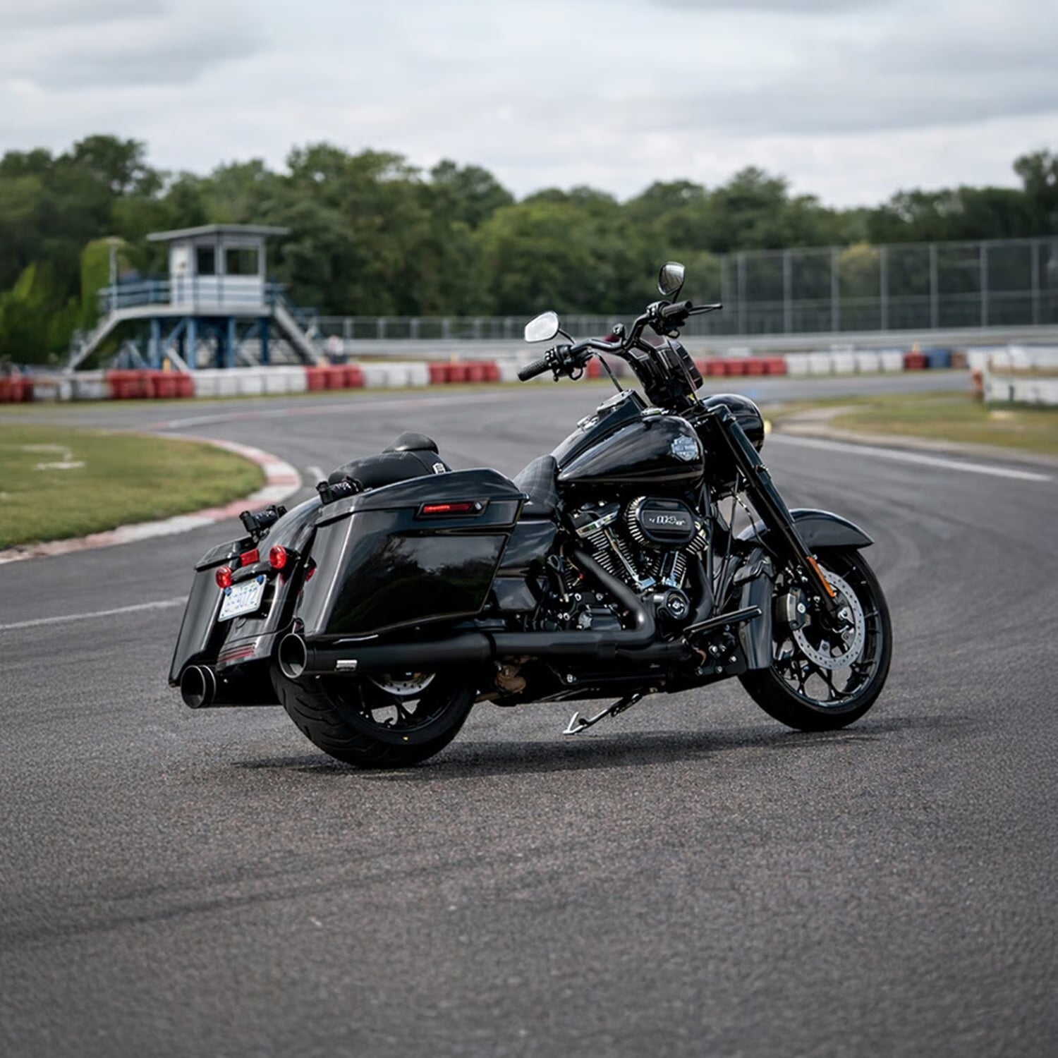 Dr. JEKILL & Mr. HYDE - BIG SHOT Series Silent Exhaust - Touring M8 17-26. - Black or Chrome